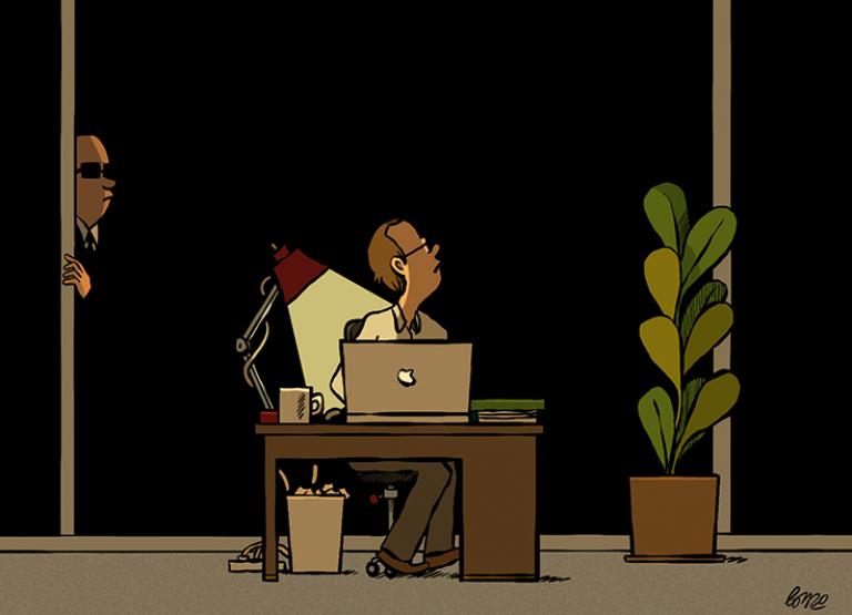 Illustration de Guillaume Long représentation un journaliste assis derrière son ordinateur portable et tournant la tête, alors qu'à côté de lui, derrière un mur, l'observe un homme portant des lunettes noires et un costume sombre, qui se fond dans le décor.