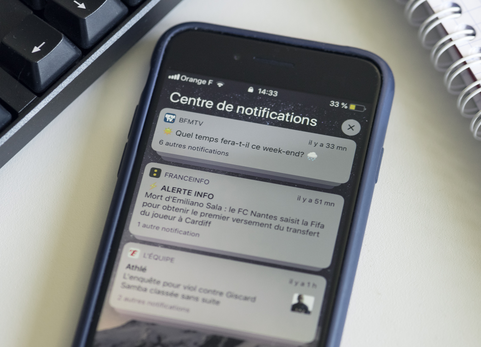 Photographie d'un smartphone allumé dont l'écran affiche plusieurs notifications