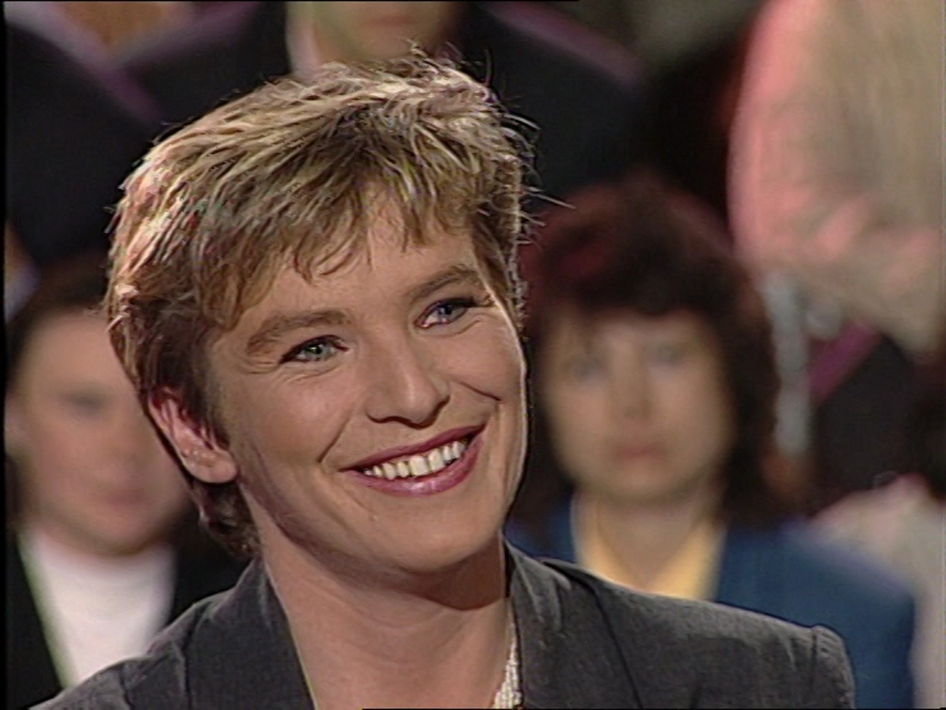 Capture d'écran d'une émission avec Élise Lucet en 1992