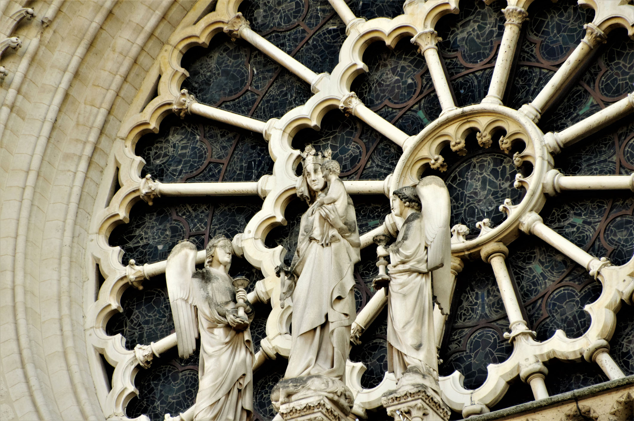 Statues devant un vitrail de Notre-Dame de Paris après l'incendie du 15 avril 2019