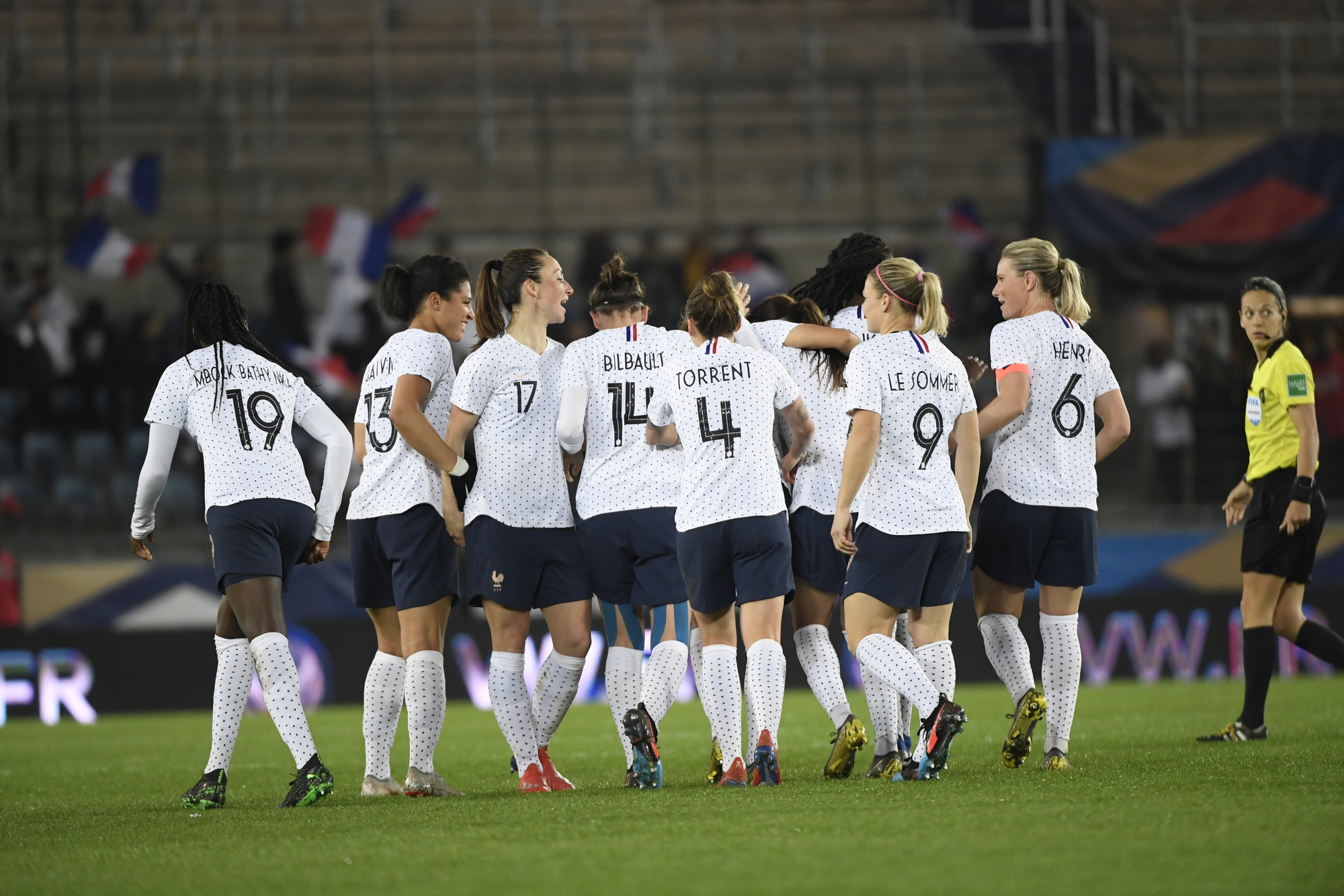 L'équipe française féminine de football célèbre son deuxième but face au Danemark le 8 avril 2019.