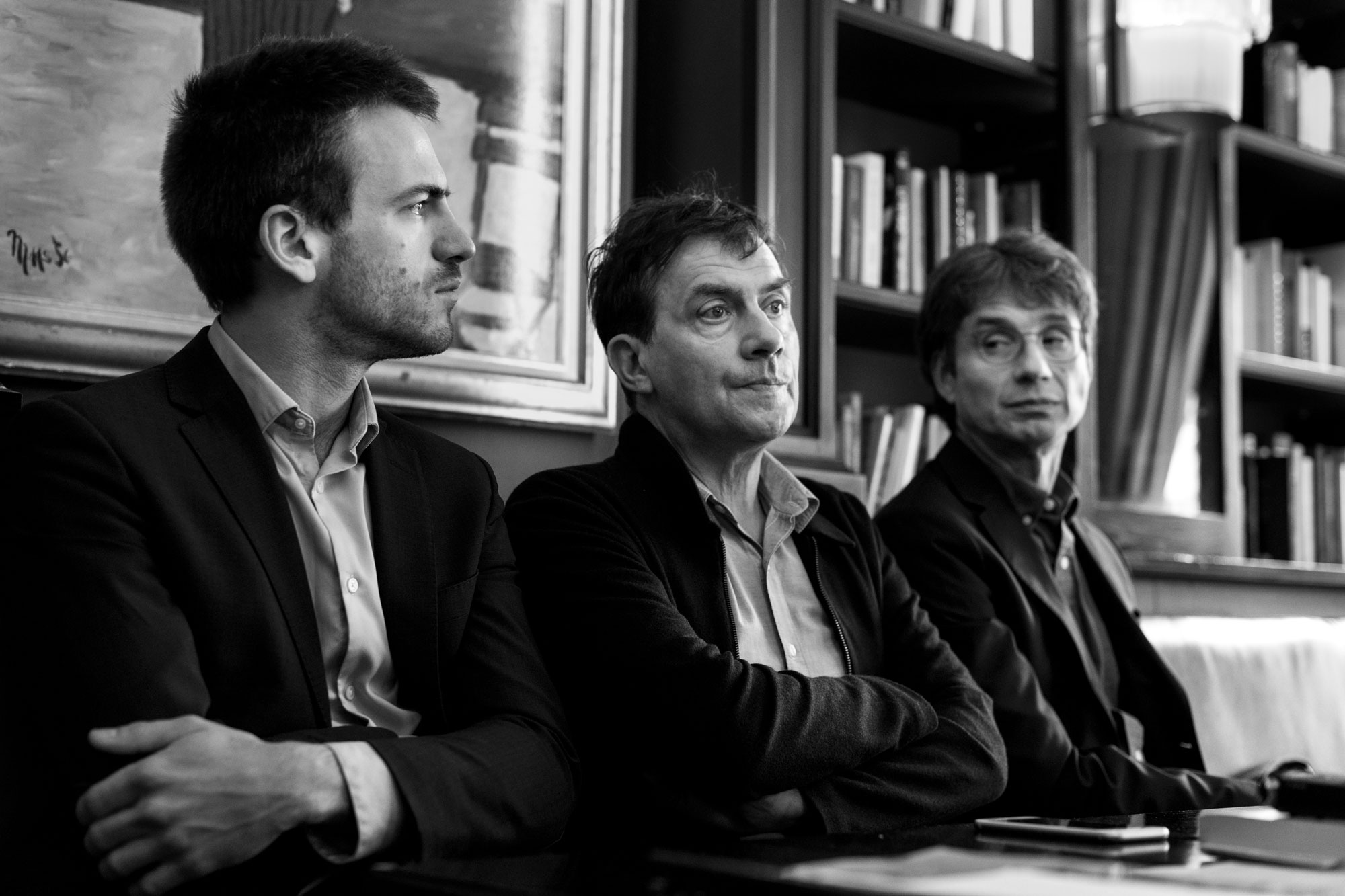 Dominique Cardon, Bruno Patino et Théophile Lenoir posent dans un café à Paris