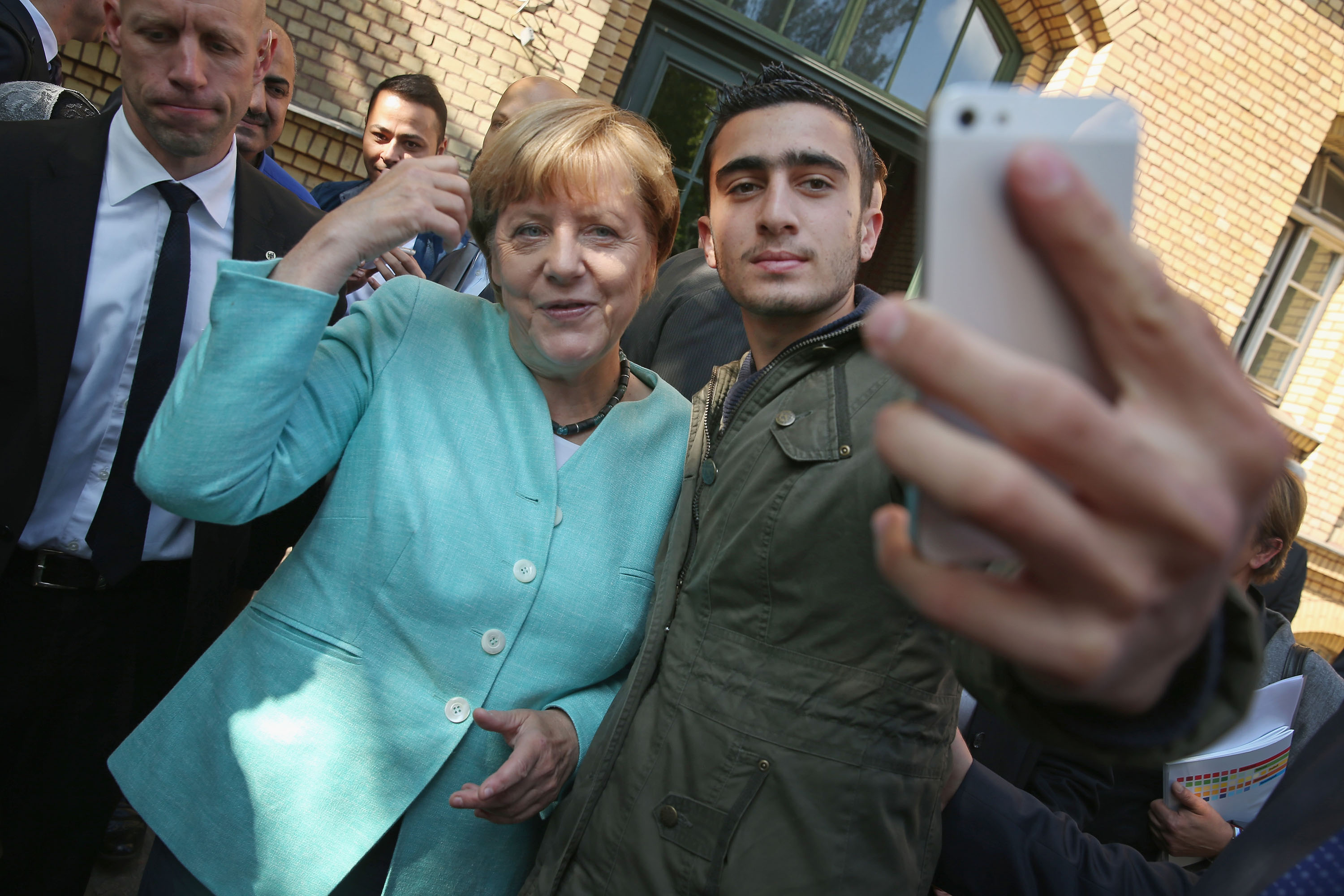 EFFET DOMINO - photo Anas Modamani Angela Merkel fake news bd.jpg