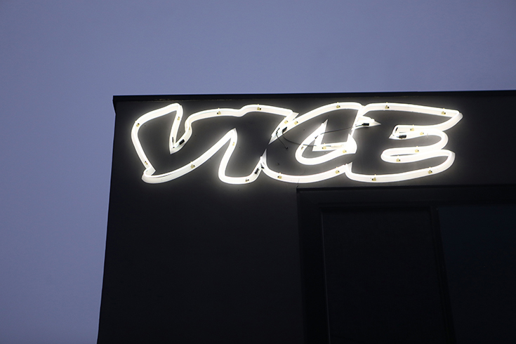 Logo de Vice Media éclairé la nuit et accroché sur l'immeuble de l'entreprise médiatique à Venice, en Californie.