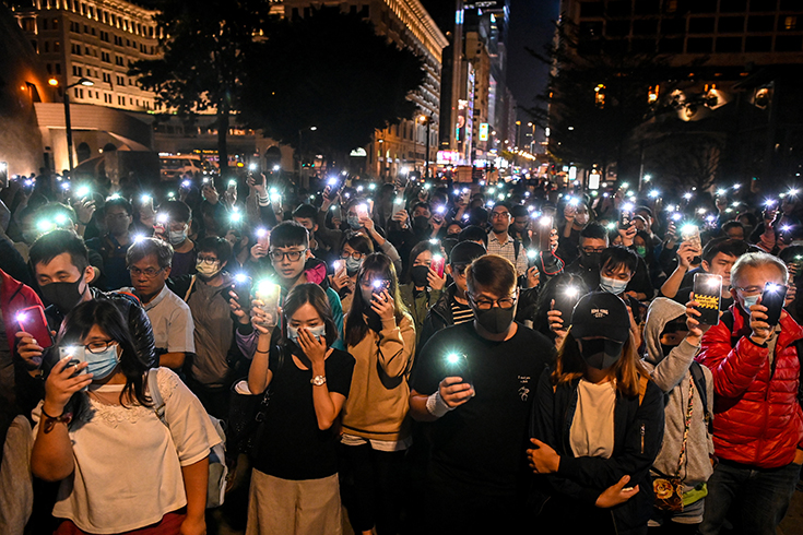Photographie d'un attroupement de personnes pro-démocratie tenant à la main leur smartphone pour protester contre les décisions de la Chine contre Hong Kong, à Hong Kong le 19 novembre 2019.