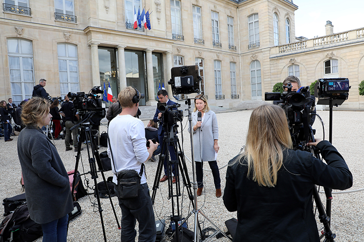 Photo de journalistes à la caméra et reporters au micro devant le palais de l'Élysée alors que le président Emmanuel Macron reçoit les représentants syndicaux, à Paris le 12 octobre 2017.