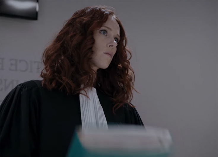 Capture d'écran d'un bonus de la saison 7 d'Engrenages montrant Audrey Fleurot en robe de juge.
