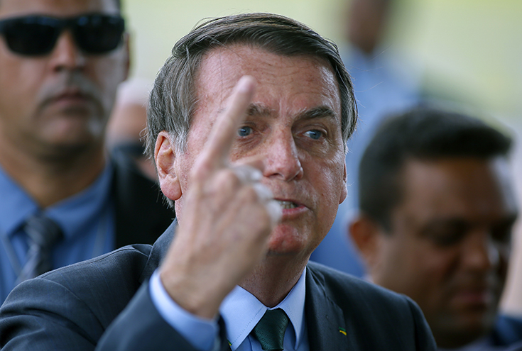 Photographie du président brésilien Jair Bolsonaro levant le doigt en l'air.