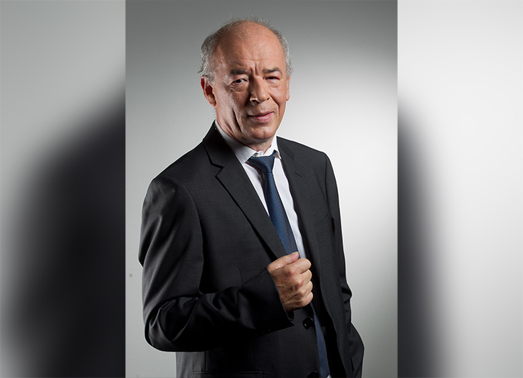 Photographie portrait d'Alain Le Diberder, portant un costume cravate.