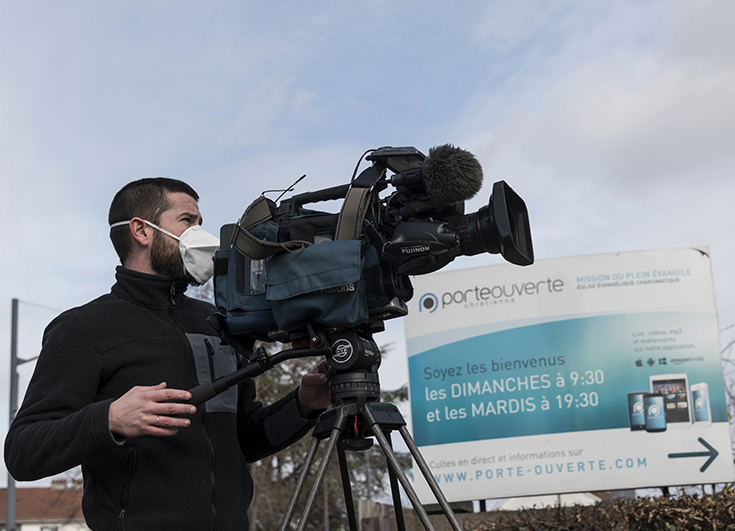 Journaliste reporter image (JRI) portant un masque début mars lors d'un reportage à Mulhouse, alors que l'épidémie de Covid-19 commence à se répandre en France.