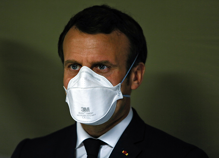 Emmanuel Macron portant un masque lors d'une visite  de l'installation militaire temporaire à l'extérieur de l'hôpital Emile Muller à Mulhouse le 25 mars. 