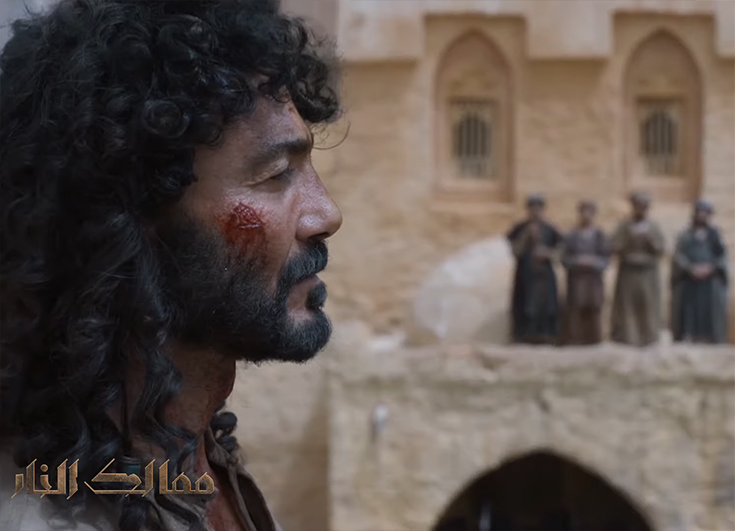 Capture d'écran de la série Kingdoms of fire, diffusée sur MBC. On y le protagoniste, incarné par Khaled El Nabawy, qui fait face à la foule alors que son personnage Tuman bay II s'apprête à être pendu.