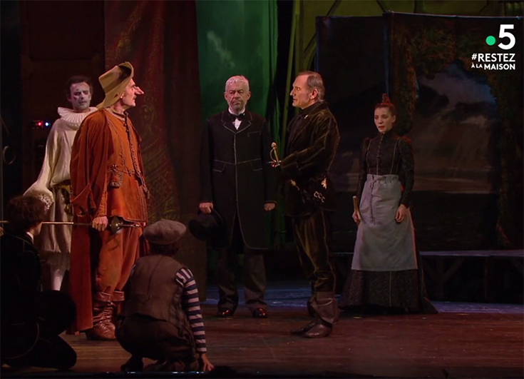 Capture d'écran de la captation vidéo de la pièce Cyrano de Bergerac jouée par la Comédie-Française et diffusée sur France 5 pendant le confinement suite à l'épidémie de Covid-19.