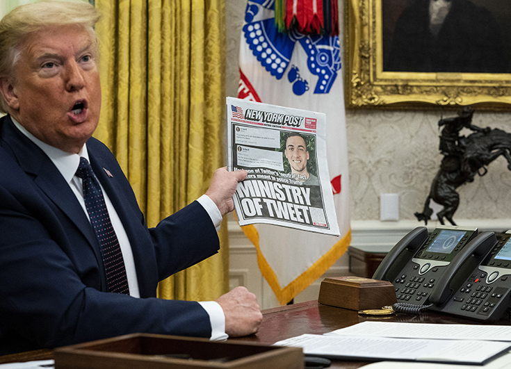 Photographie du président des Etats-Unis Donald Trump montrant la Une d'un journal titrant "Ministry of tweet" , le 28 mai au Bureau ovale de la Maison-Blanche. 