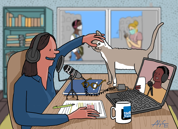Illustration d'Alice Durand représentant au premier plan une journaliste assise à une table. Elle parle devant un micro et un ordinateur et caresse un chat. Sur l'écran, on voit un journaliste Noir avec casque et micro. Au second plan, derrière la fenêtre de l'appartement, des passants portent un masque.