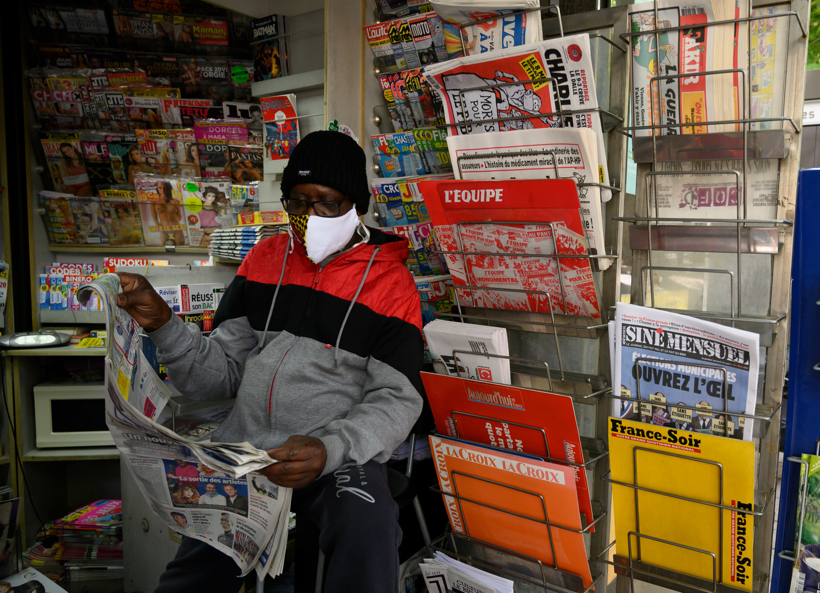 Un marchand de journaux lit le quotidien "La Provence" dans son kiosque à Marseille.