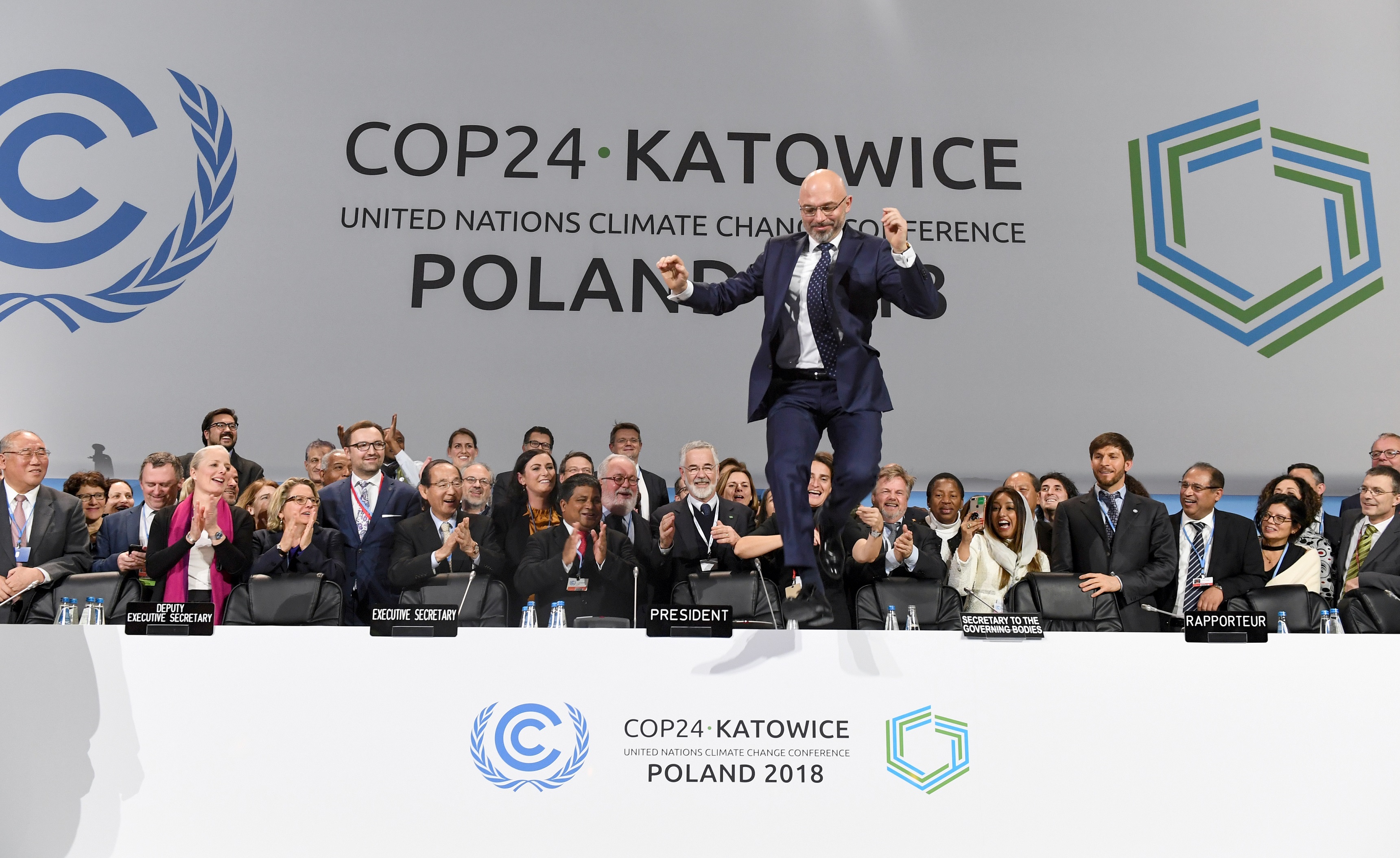 Michal Kurtyka, president de la COP24, saute à l’issue de la session finale de la Conférence sur le changement climatique, à Katowice (Pologne), le 15 décembre 2018.