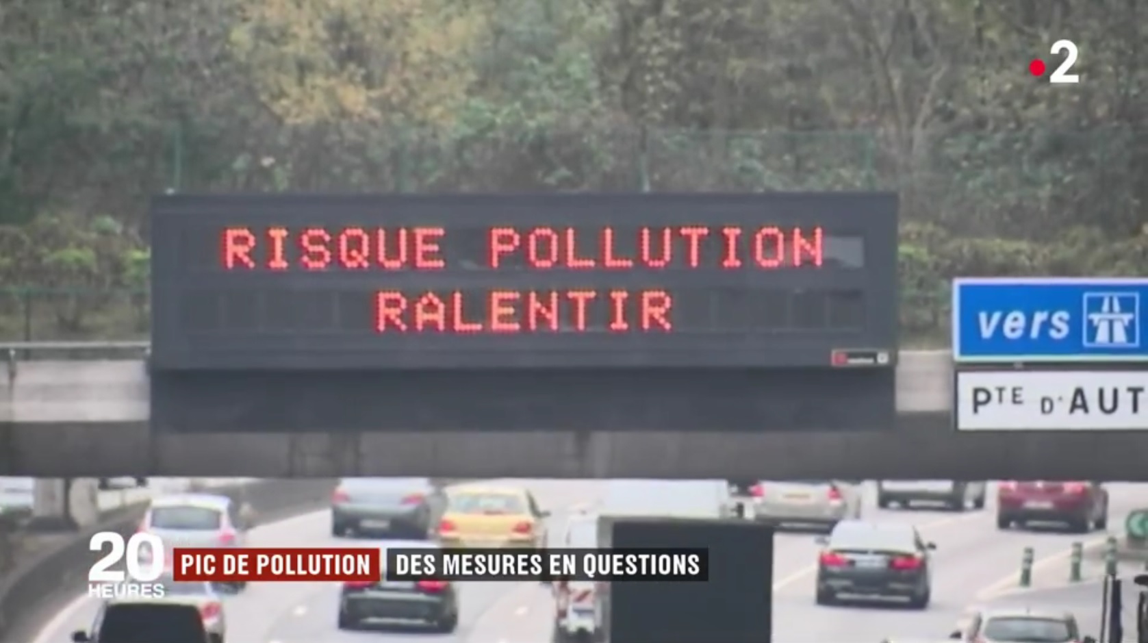 Affichage "Risque pollution : ralentir" sur le périphérique parisien, le 26 février 2019.
