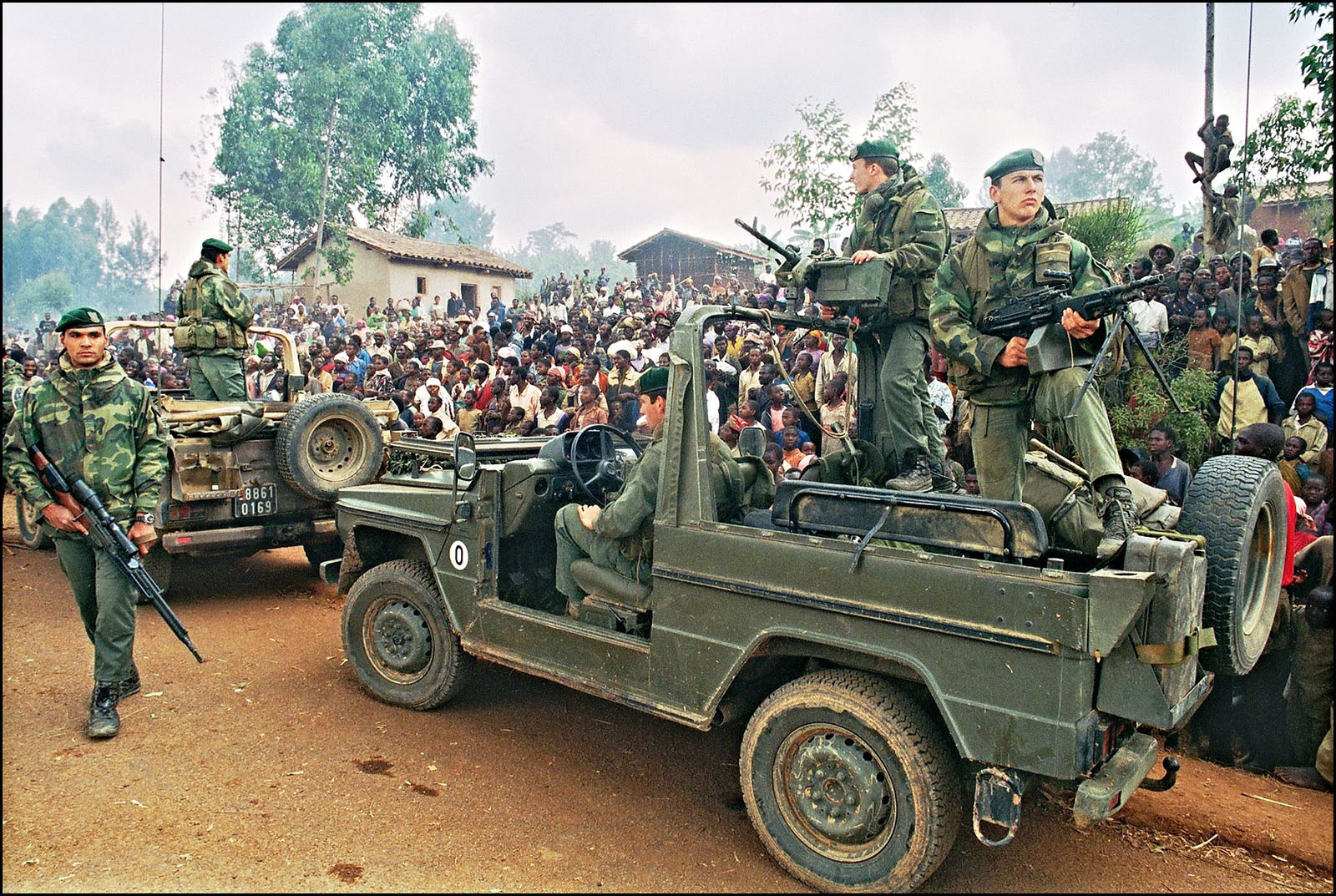 Soldats français et Hutu au Rwanda.