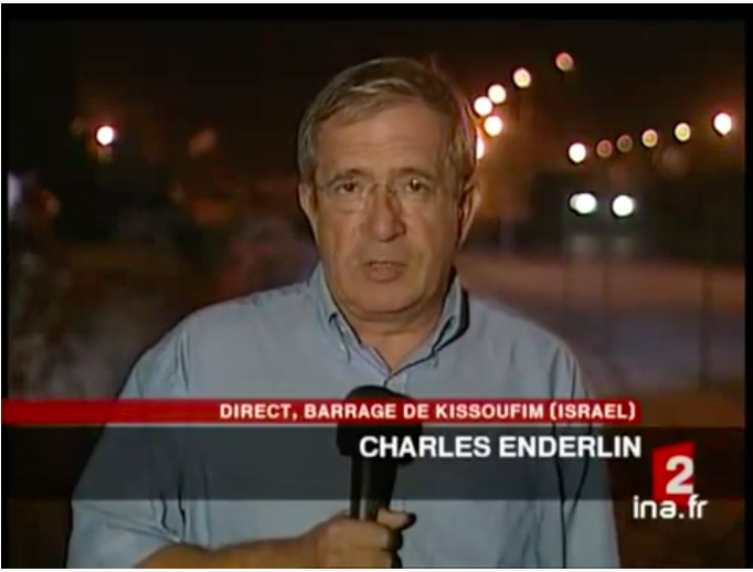 Charles Enderlin, en reportage au barrage de Kissoufim pour le journal de 20h sur France 2, le 15 août 2005. 