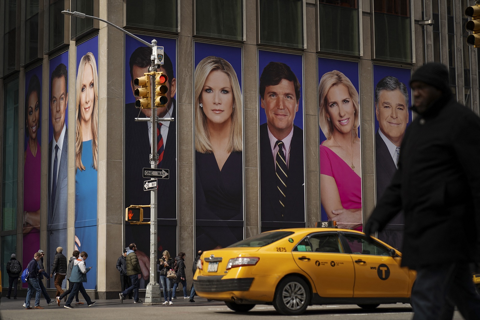 Une affiche de quatre éditorialistes de Fox News à New York.