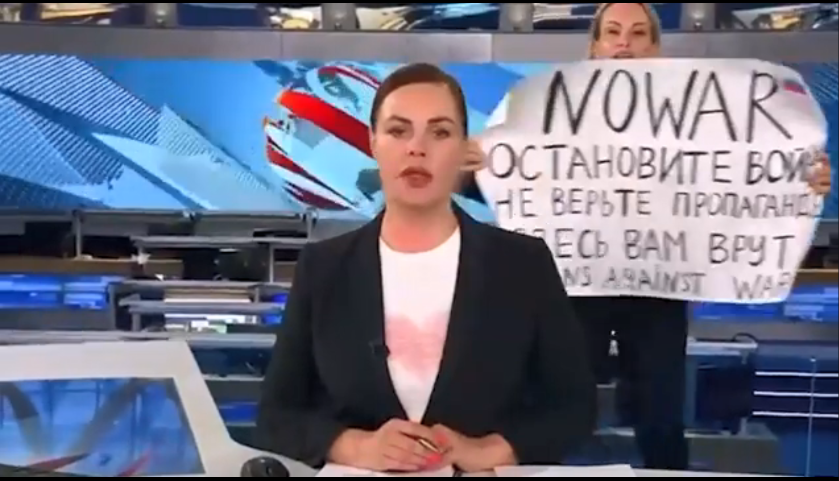 Marina Ovsiannikova brandit en plein journal de la chaîne Pervij Kanal une pancarte : « Non à la guerre. Arrêtez la guerre. Ne croyez pas la propagande. On vous ment. Russians against War »