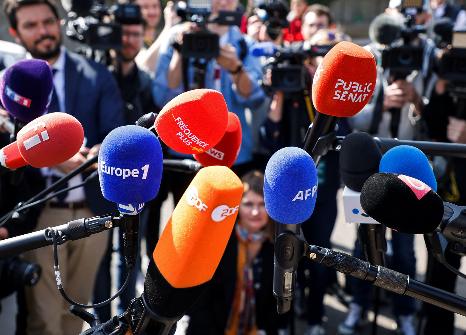 Micros de radios et télévisions avant une conférence de presse d'Emmanuel Macron. 