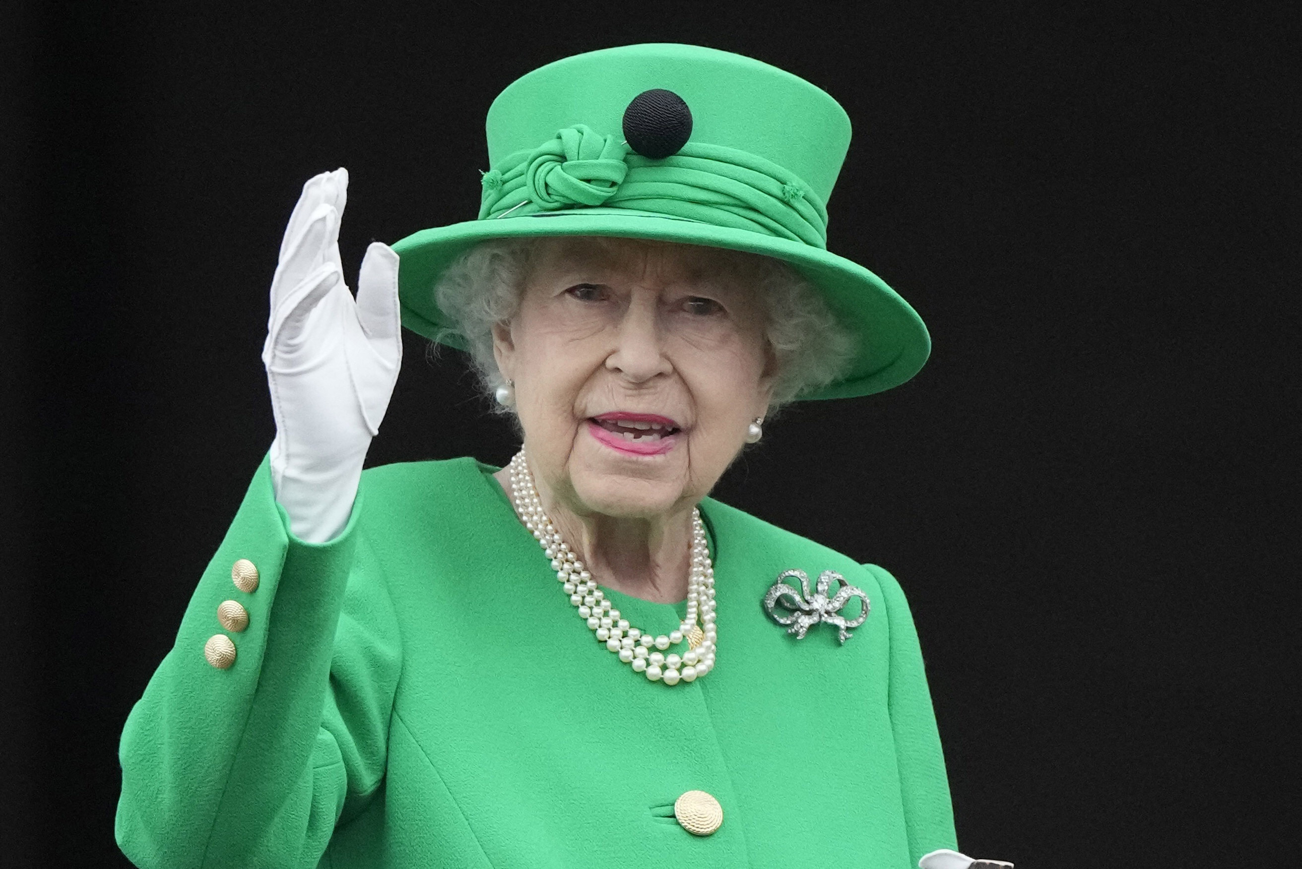 La reine Elizabeth II saluant la foule lors des célébrations de son jubilé de platine, le 5 juin 2022. Crédit photo : Frank Augstein / POOL / AFP