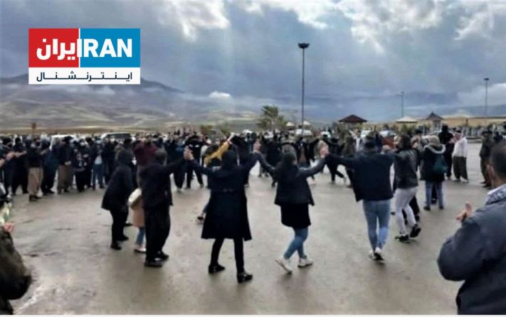 Le 17 novembre, des habitants de Saqqez font une ronde en hommage à Daniyal Aban, 17 ans, tué la veille d'un coup de feu.