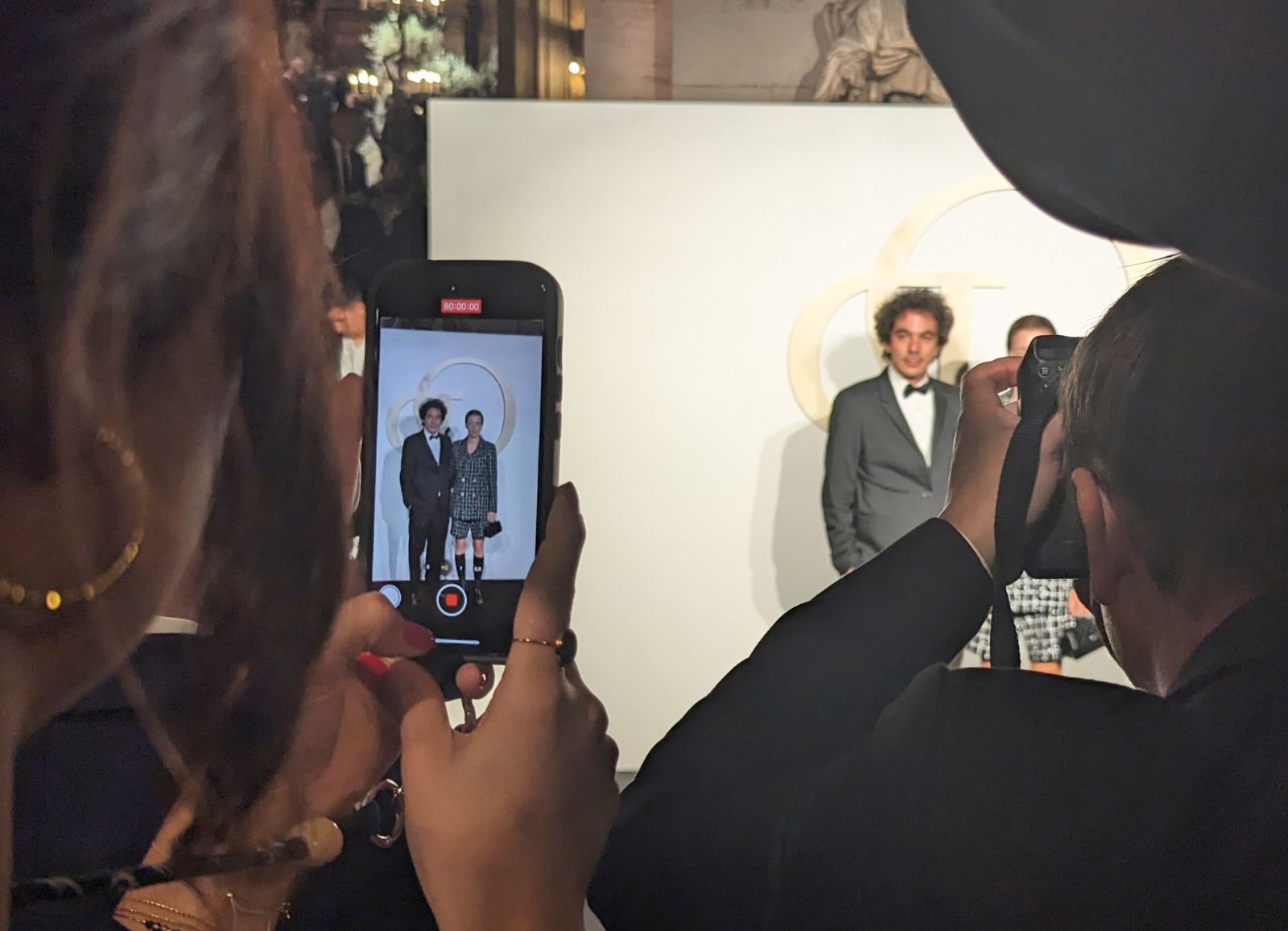 Ana Jiménez, journaliste de Gala prend en photo avec son téléphone des personnalités présentes lors du Gala national à l'opéra de Paris le 21 septembre 2023.
