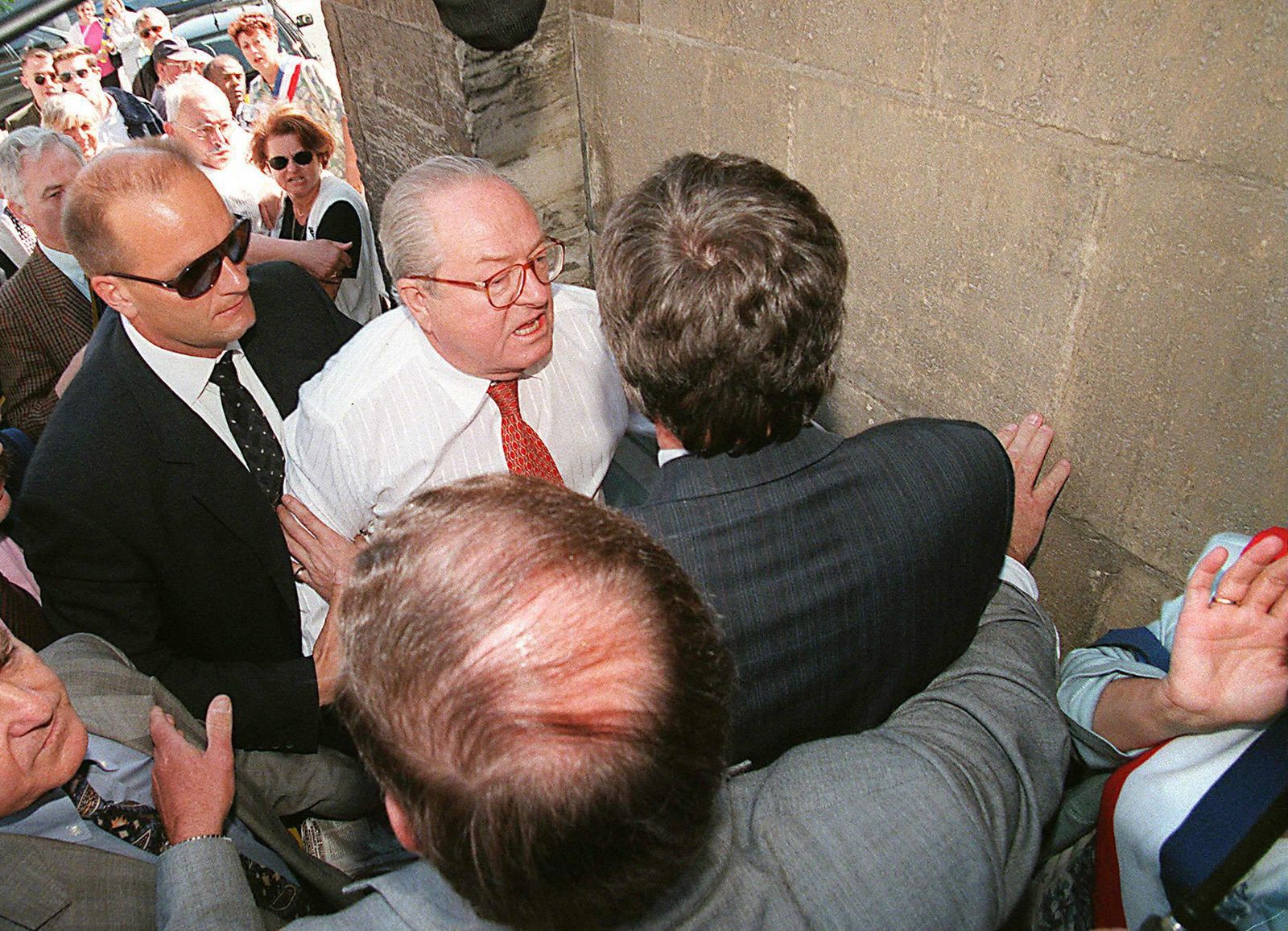 bagarre de Jean-Marie Le Pen mai 1997 à Mantes-la-Jolie