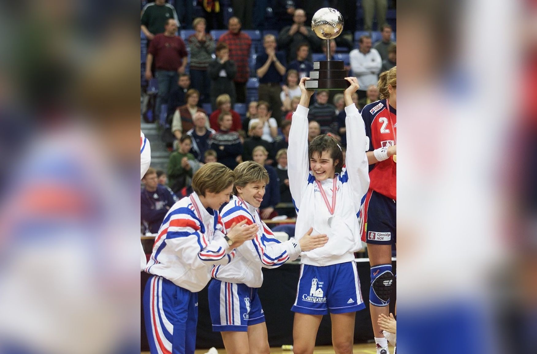 la capitaine de l'équipe de France de handball feminin Sandrine Mariot (D) soulève le trophée en argent de la deuxième place, le 12 décembre 1999 à Lillehammer, après avoir perdu la finale contre la Norvege 24-25, le 12 décembre 1999. 