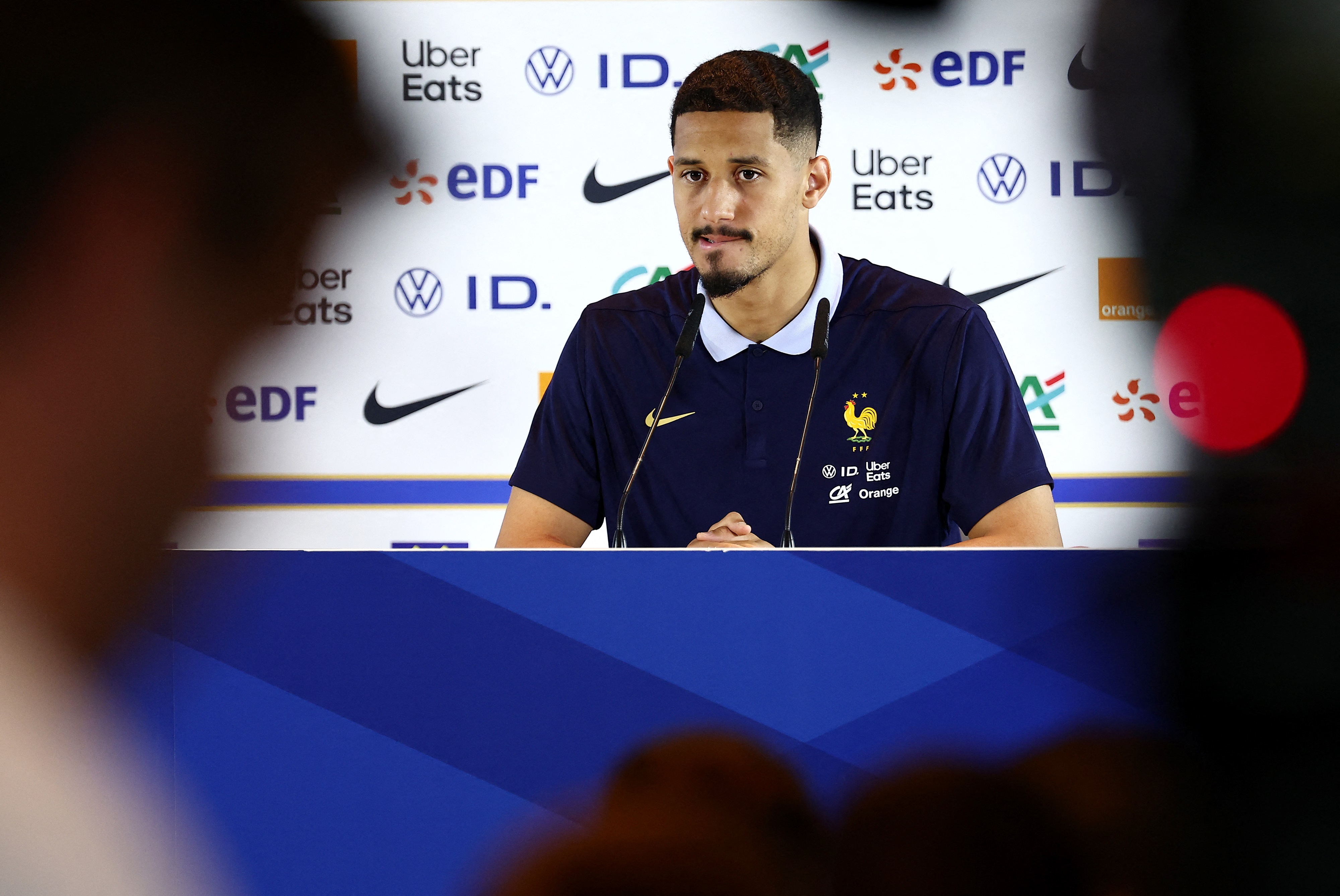 Le défenseur français #17 William Saliba donne une conférence de presse au stade Home Deluxe Arena à Paderborn, dans l'ouest de l'Allemagne, le 27 juin 2024, lors du Championnat de football de l'UEFA Euro 2024.