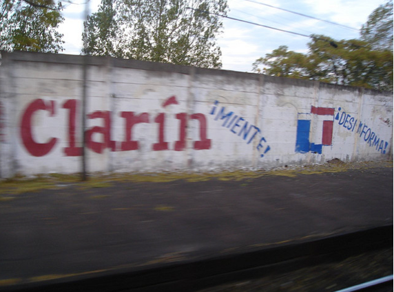             Clarín au pied du mur, mais pas encore à terre          