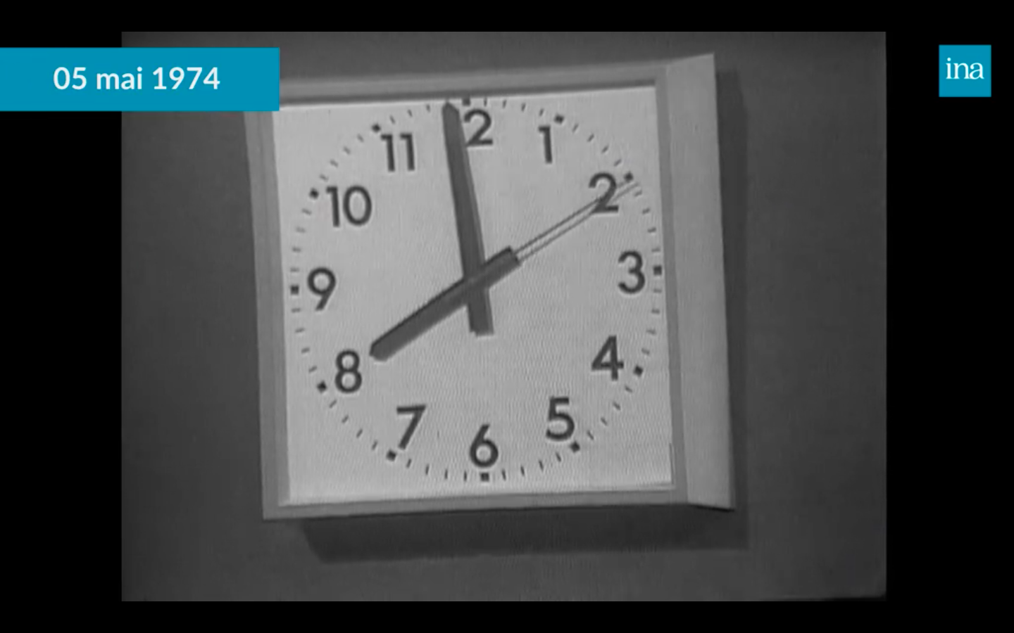 En 1974, à 19h59, une pendule s'affiche à l'écran durant 1 minute, avant de dévoiler les estimations du premier tour de l'élection présidentielle.