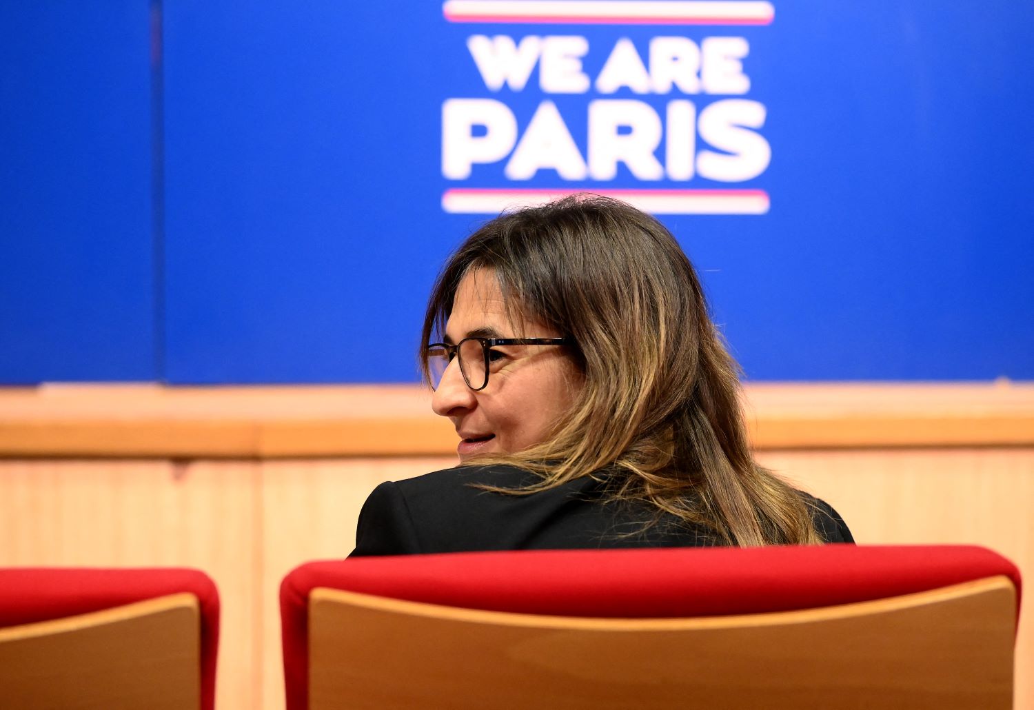 Fayza Lamari attend le début d'une conférence de presse de son fils, l'attaquant français du Paris Saint-Germain Kylian Mbappe, au stade du Parc des Princes à Paris le 23 mai 2022 - photo AFP