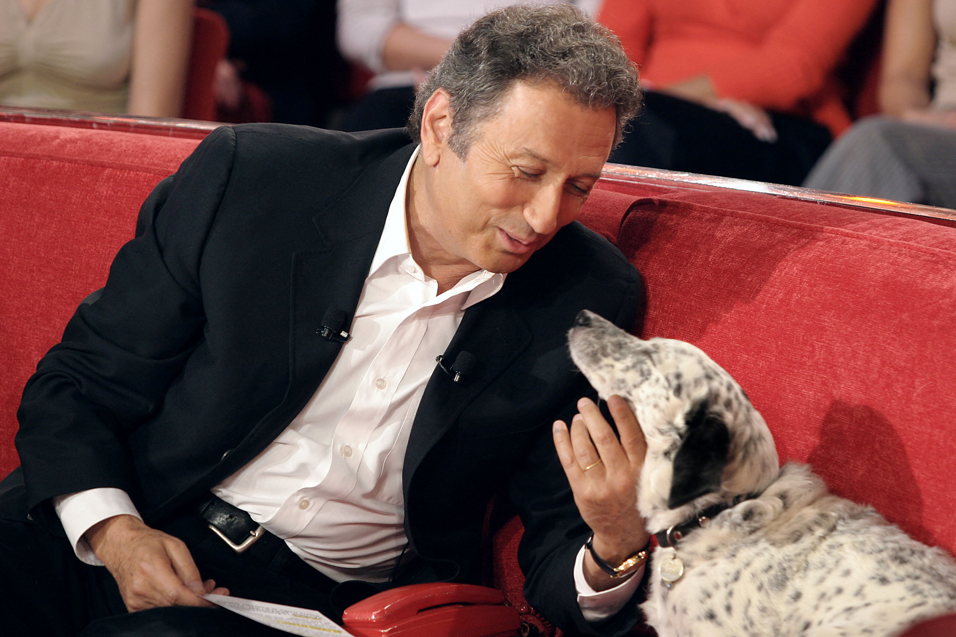 Michel Drucker et son ancienne chienne, Olga, en 2004, sur le plateau de "Vivement dimanche"