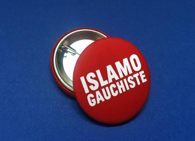 Un badge rouge "islamo gauchiste"