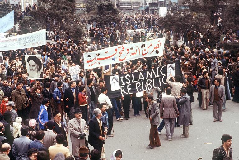 Manifestation à Téhéran, le 15 février 1979, en soutien au gouvernement formé par l'ayatollah Khomeini.